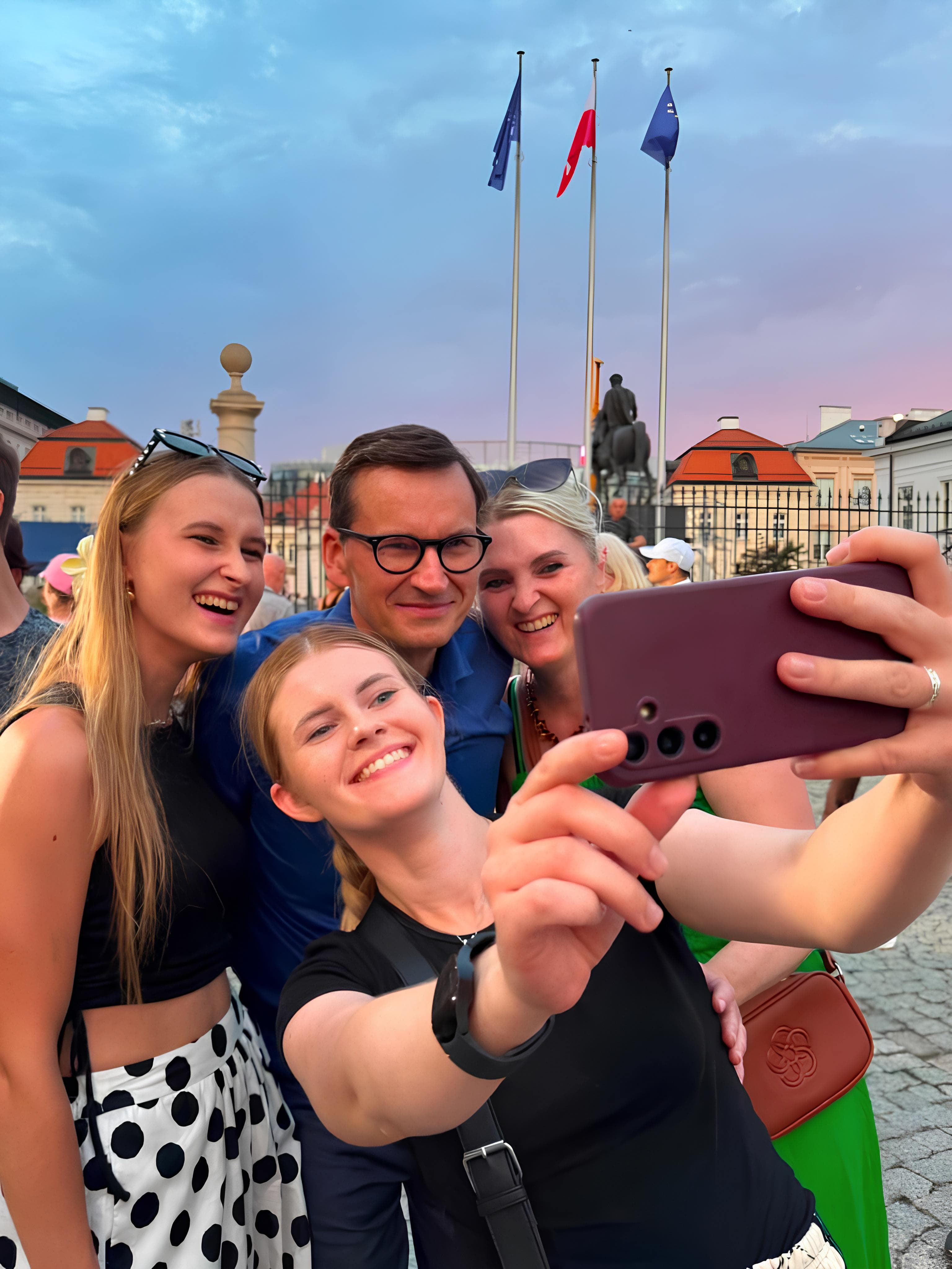 Mateusz Morawiecki robi selfie z młodymi uczestniczkami spotkania w Warszawie