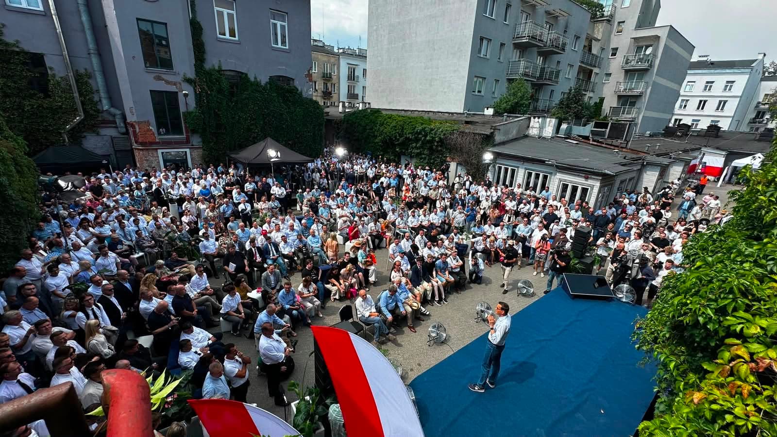 Uczestnicy Festiwalu Idei zgromadzeni przed sceną podczas wystąpienia