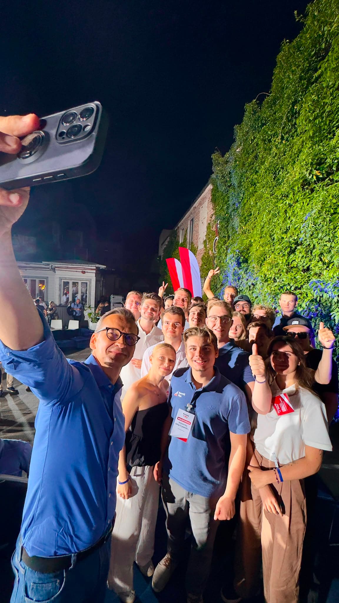 Młode osoby podczas wspólnego spotkania